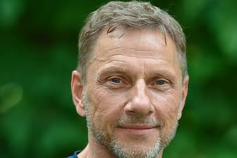 Richy Müller, Schauspieler, fotografiert vor seinem Auftritt zur Lesung "Die Legende vom Ozeanpianisten" auf der Bühne des Sommerprogramms der Stiftung Schloss Neuhardenberg.