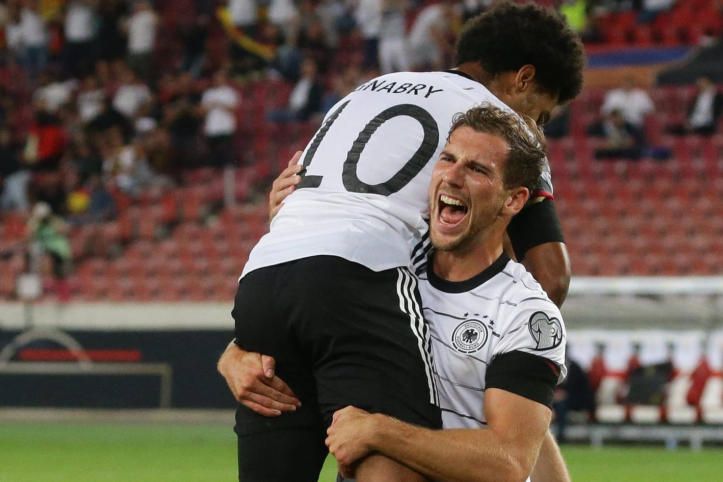 Jubel beim DFB-Team: Serge Gnabry und Leon Goretzka (r.).