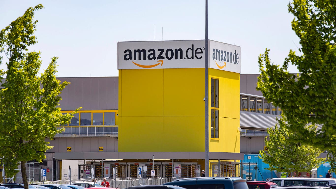 Amazon-Logistikzentrum in Graben (Symbolbild): Der Online-Händler will in Deutschland an acht weiteren Standorten Waren verpacken.