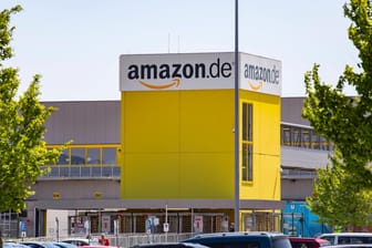 Amazon-Logistikzentrum in Graben (Symbolbild): Der Online-Händler will in Deutschland an acht weiteren Standorten Waren verpacken.