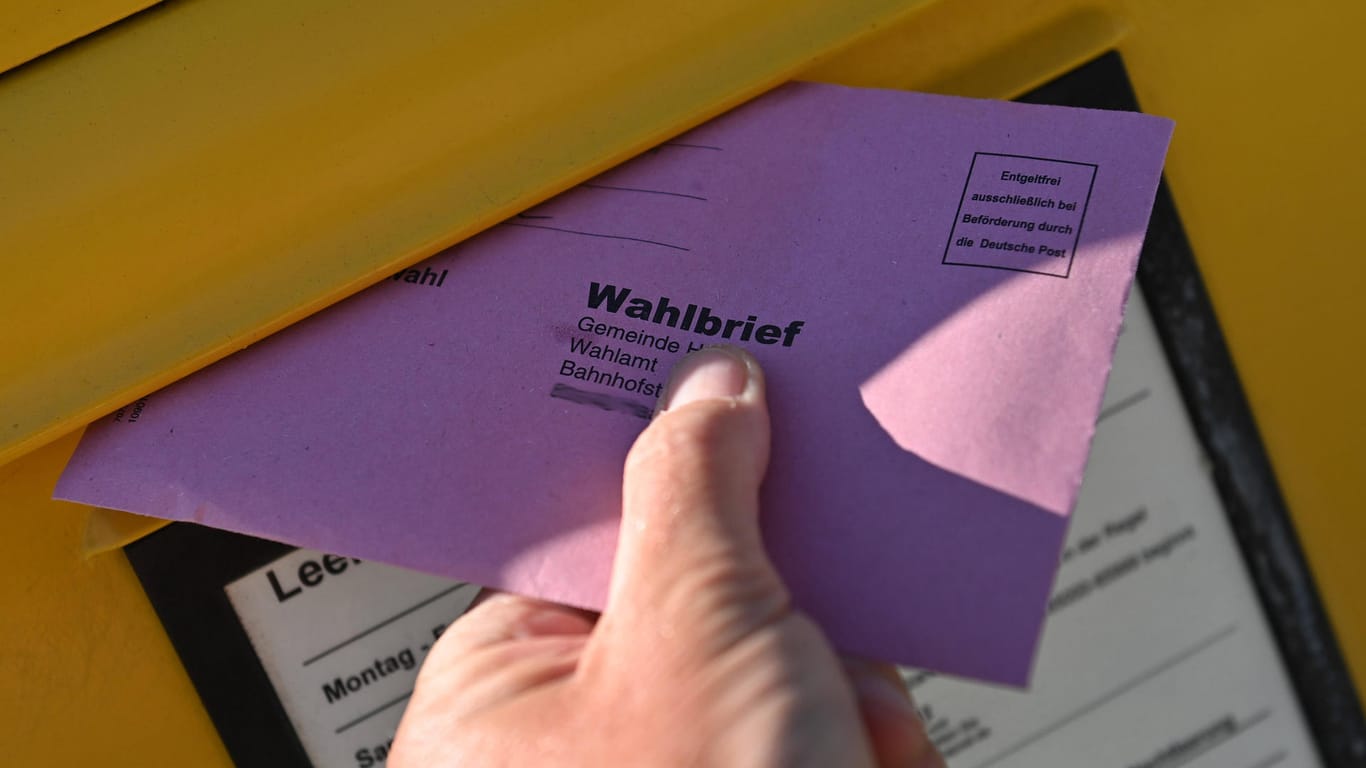 Wahlbrief wird in einen Briefkasten geworfen: Durch Corona wird die Briefwahl dieses Jahr eine große Rolle spielen. (Archivfoto)