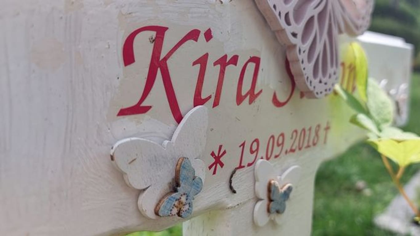 Kiras Grabstein auf dem Friedhof - Geburts- und Sterbedatum fallen auf einen Tag.