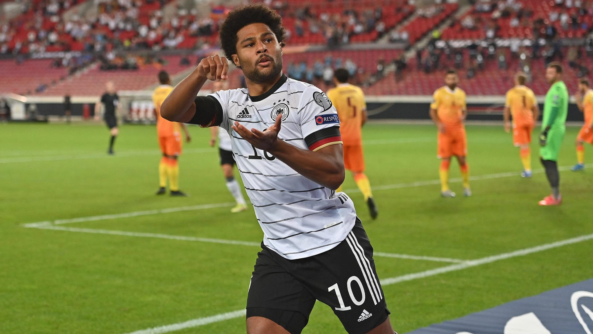 Im DFB-Team weiter in überragender Form: Serge Gnabry jubelt nach seinem Treffer zum 1:0 gegen Armenien. Im DFB-Team weiter in überragender Form: Serge Gnabry jubelt nach seinem Treffer zum 1:0 gegen Armenien.