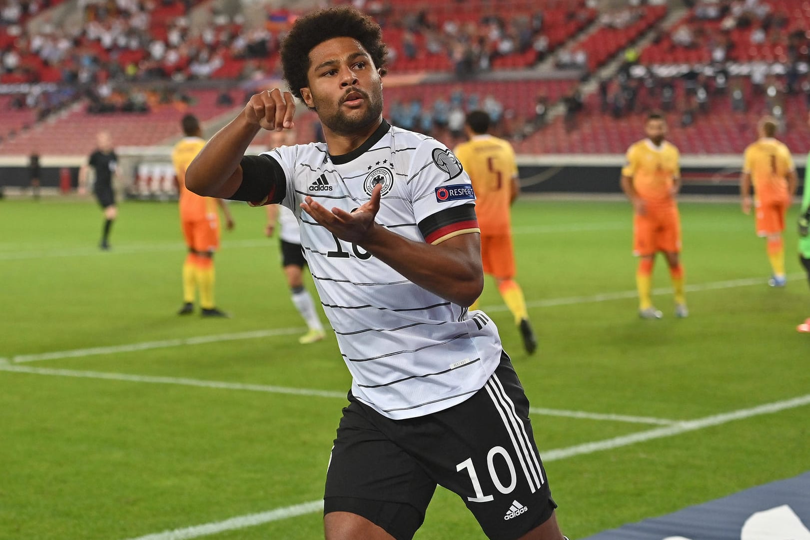 Im DFB-Team weiter in überragender Form: Serge Gnabry jubelt nach seinem Treffer zum 1:0 gegen Armenien.