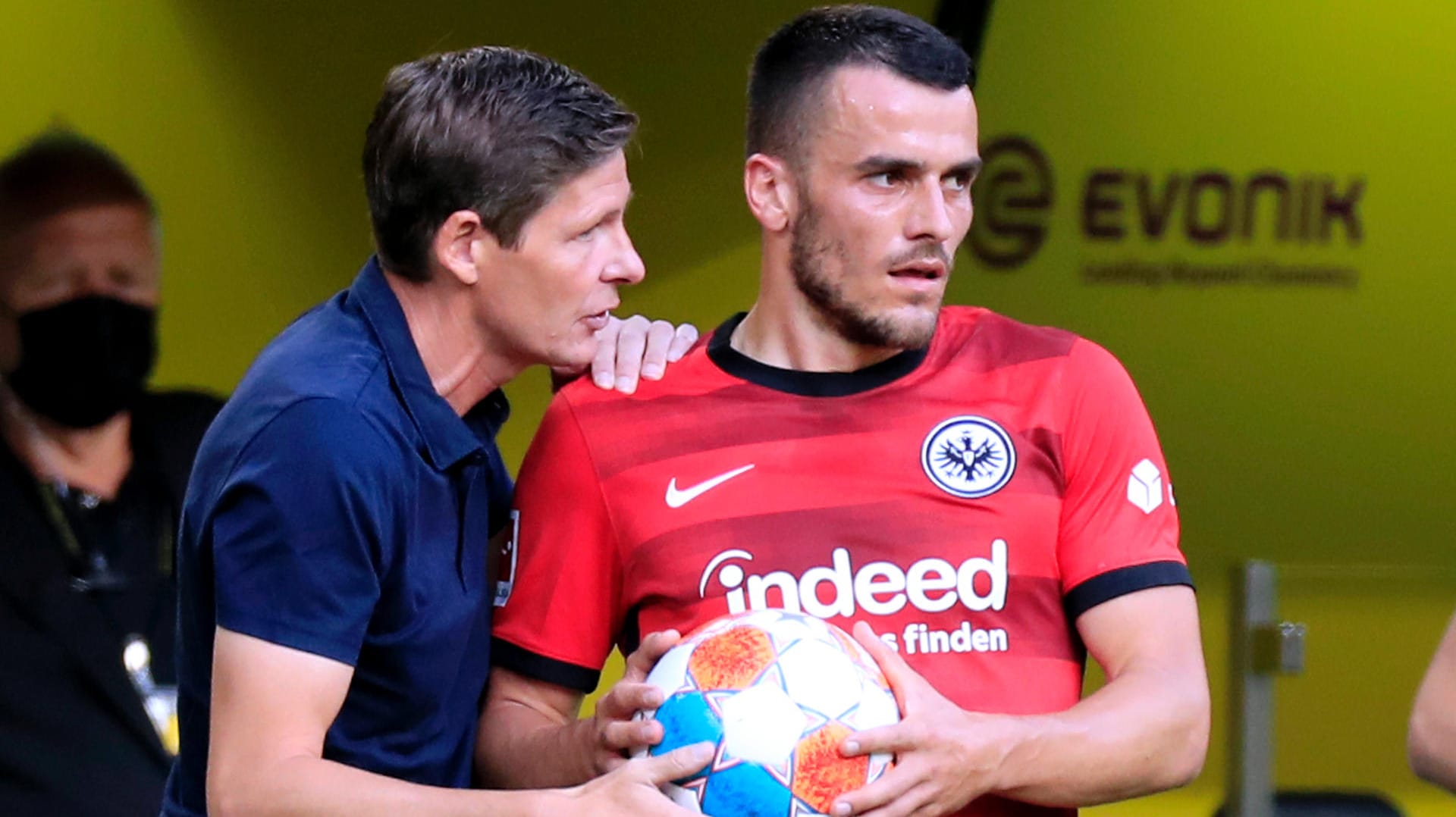 Oliver Glasner (l.) und Filip Kostic: Der Trainer hat sich nun zu dem Wechsel-Chaos um seinen Spieler geäußert. Oliver Glasner (l.) und Filip Kostic: Der Trainer hat sich nun zu dem Wechsel-Chaos um seinen Spieler geäußert.