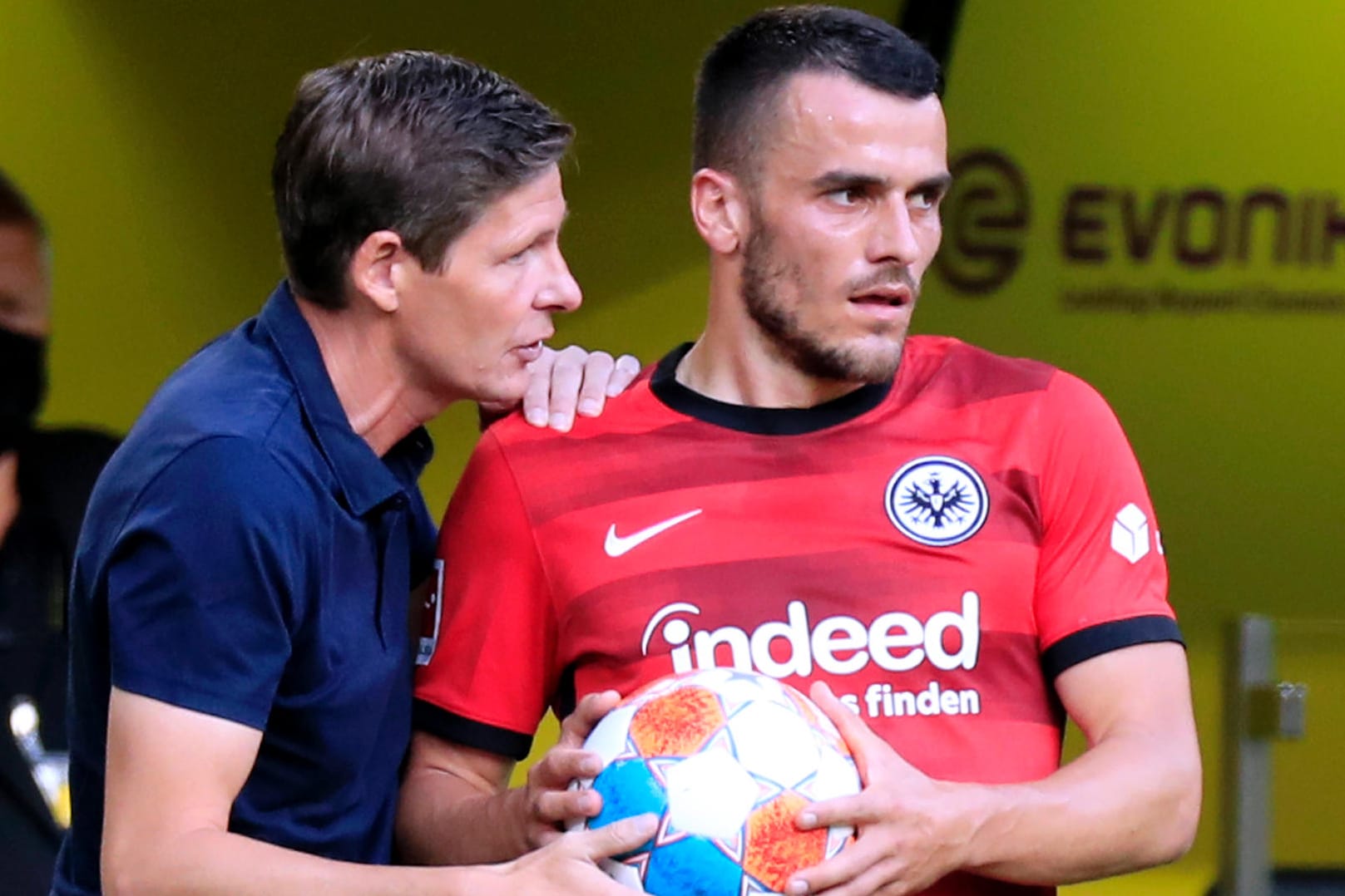 Oliver Glasner (l.) und Filip Kostic: Der Trainer hat sich nun zu dem Wechsel-Chaos um seinen Spieler geäußert.