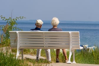 Ein älteres Paar auf einer Bank am Strand: Immer mehr Deutsche sorgen mit Wertpapieren fürs Alter vor.