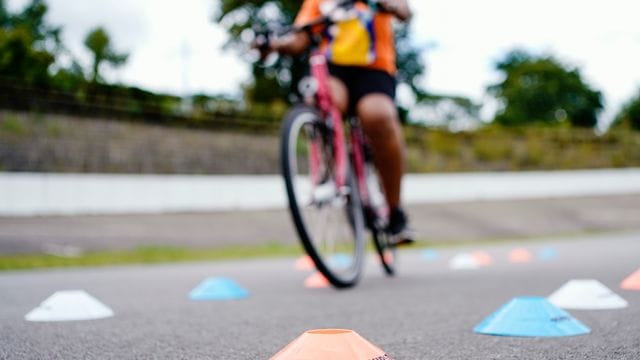 In dem Radfahrkurs lernen die Teilnehmerinnen und Teilnehmer, das Fahrrad zu beherrschen.