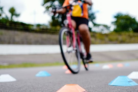 In dem Radfahrkurs lernen die Teilnehmerinnen und Teilnehmer, das Fahrrad zu beherrschen.