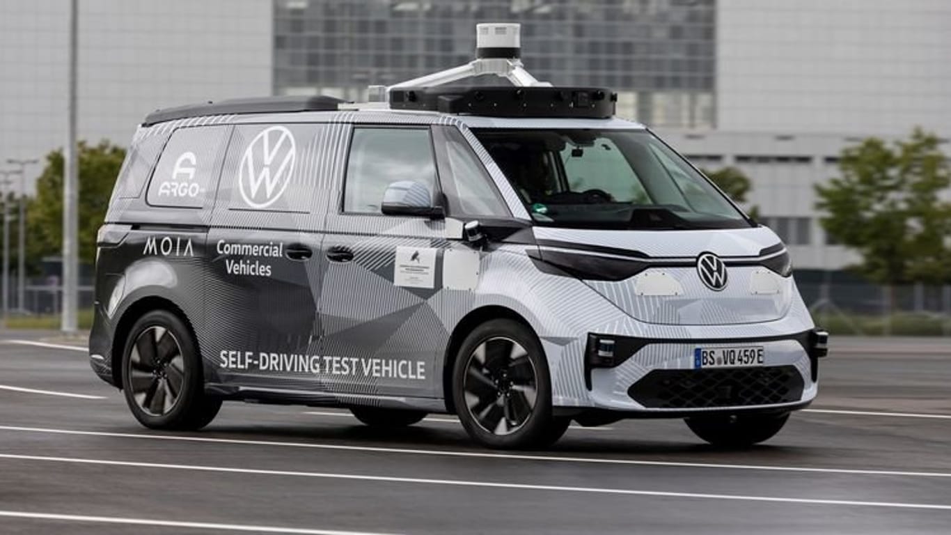 VW-Bulli-Prototyp: Zunächst wird die Technologie mit fünf solcher Fahrzeuge getestet.