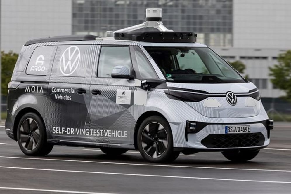 VW-Bulli-Prototyp: Zunächst wird die Technologie mit fünf solcher Fahrzeuge getestet.