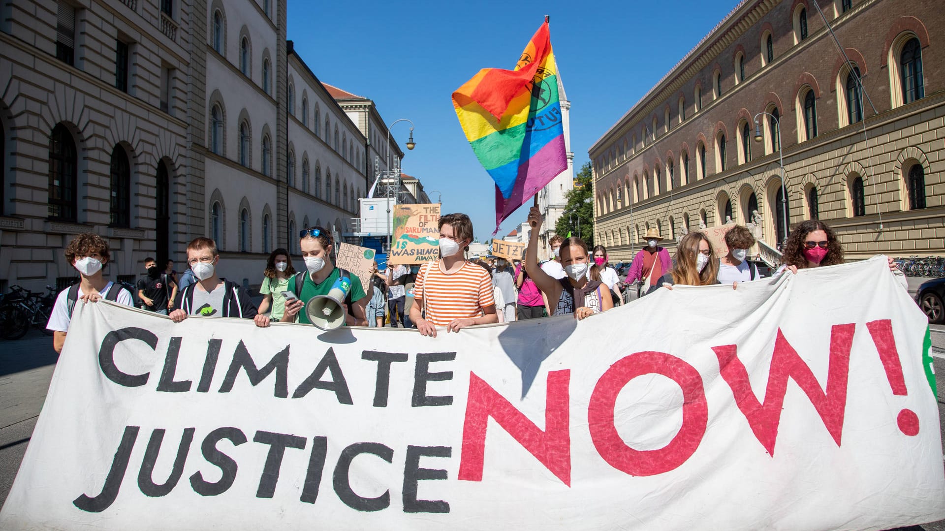 Fridays for Future demonstriert in München schon vor dem Auftakt der IAA: Einige Proteste werden von der Stadt behindert – dagegen wollen Aktivistinnen und Aktivisten gerichtlich vorgehen. Fridays for Future demonstriert in München schon vor dem Auftakt der IAA: Einige Proteste werden von der Stadt behindert – dagegen wollen Aktivistinnen und Aktivisten gerichtlich vorgehen.