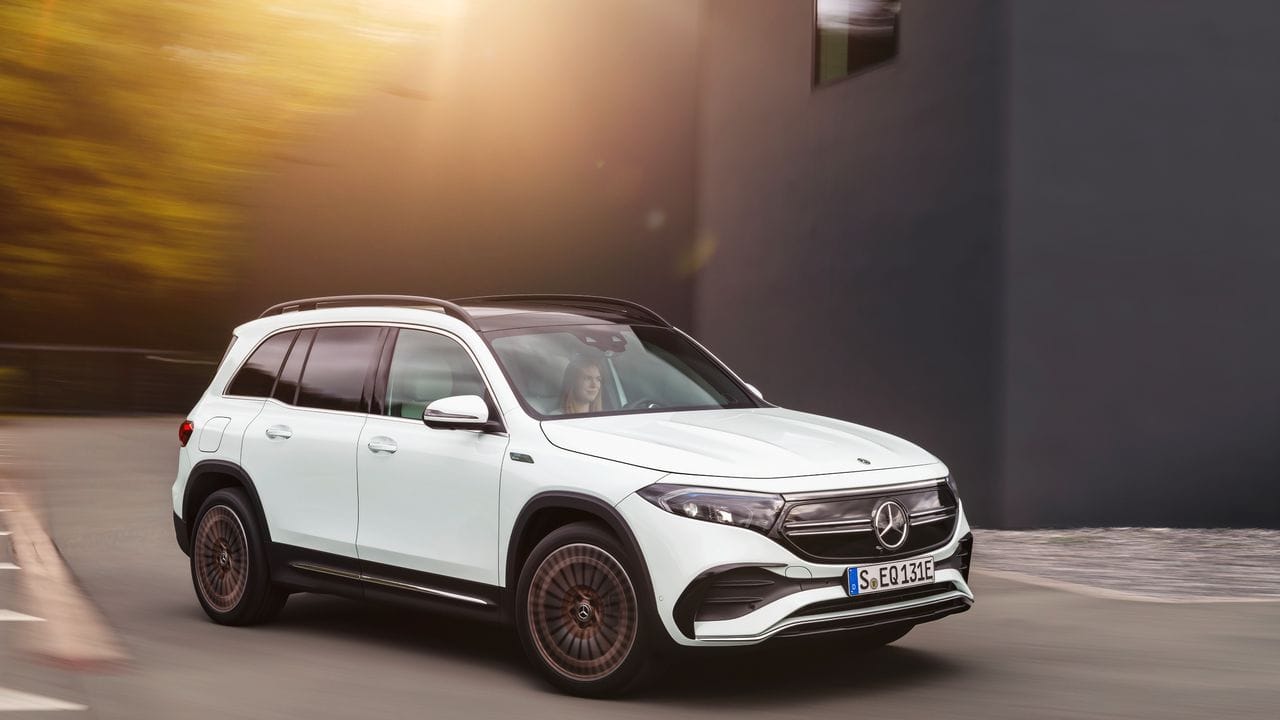 Mercedes erweitert sein elektrisches Portfolio bei den Geländewagen und zeigt unter anderem den kompakten EQB auf der IAA in München. Mercedes erweitert sein elektrisches Portfolio bei den Geländewagen und zeigt unter anderem den kompakten EQB auf der IAA in München.