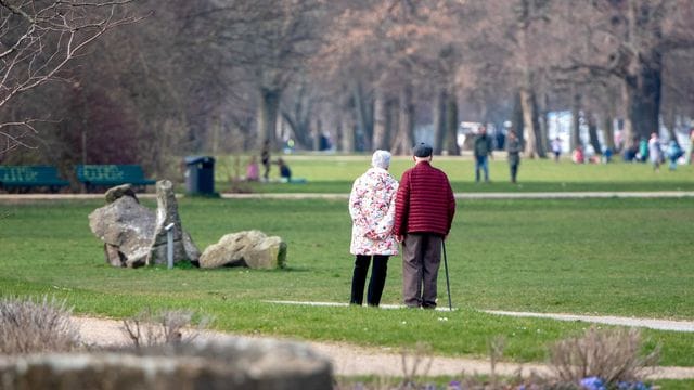 Viele Menschen schätzen ihre Lebenserwartung nicht richtig ein - im Schnitt um vier Jahre weniger als die statistischen Daten.