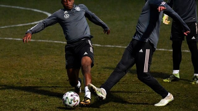 Das deutsche U21-Team um Youssoufa Moukoko (l) ist in Lettland gefordert. Das deutsche U21-Team um Youssoufa Moukoko (l) ist in Lettland gefordert.