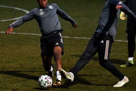 Das deutsche U21-Team um Youssoufa Moukoko (l) ist in Lettland gefordert.