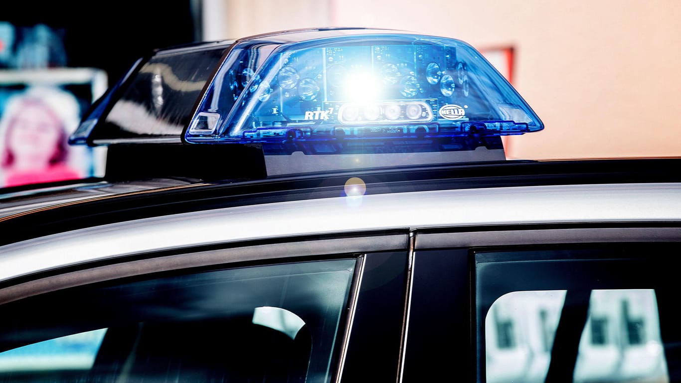 Blaulicht auf einem Einsatzfahrzeug der Polizei: Der Teil des Daumens konnte nicht wiedergefunden werden (Symbolbild).