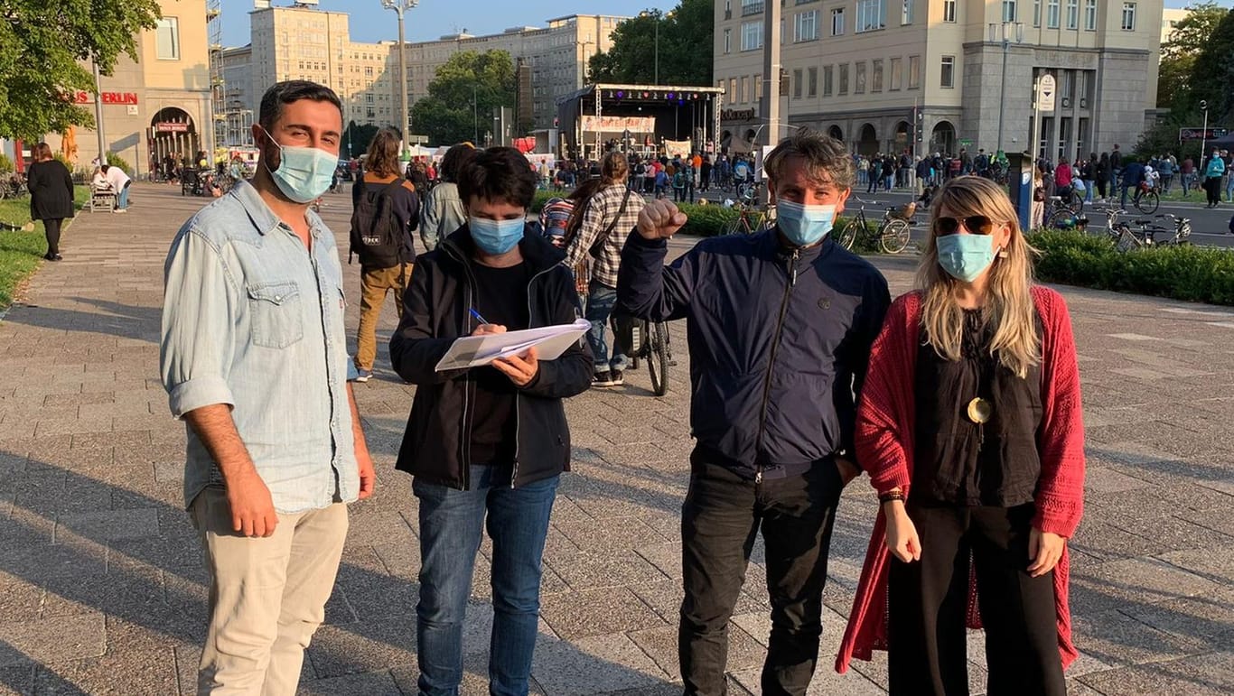 Gohdar Alkaidy (links) am Rande einer Demo in Berlin: Gemeinsam mit Mitstreitern sammelt er gerade Unterschriften, damit der Genozid an den Jesiden von Deutschland als solcher anerkannt wird.
