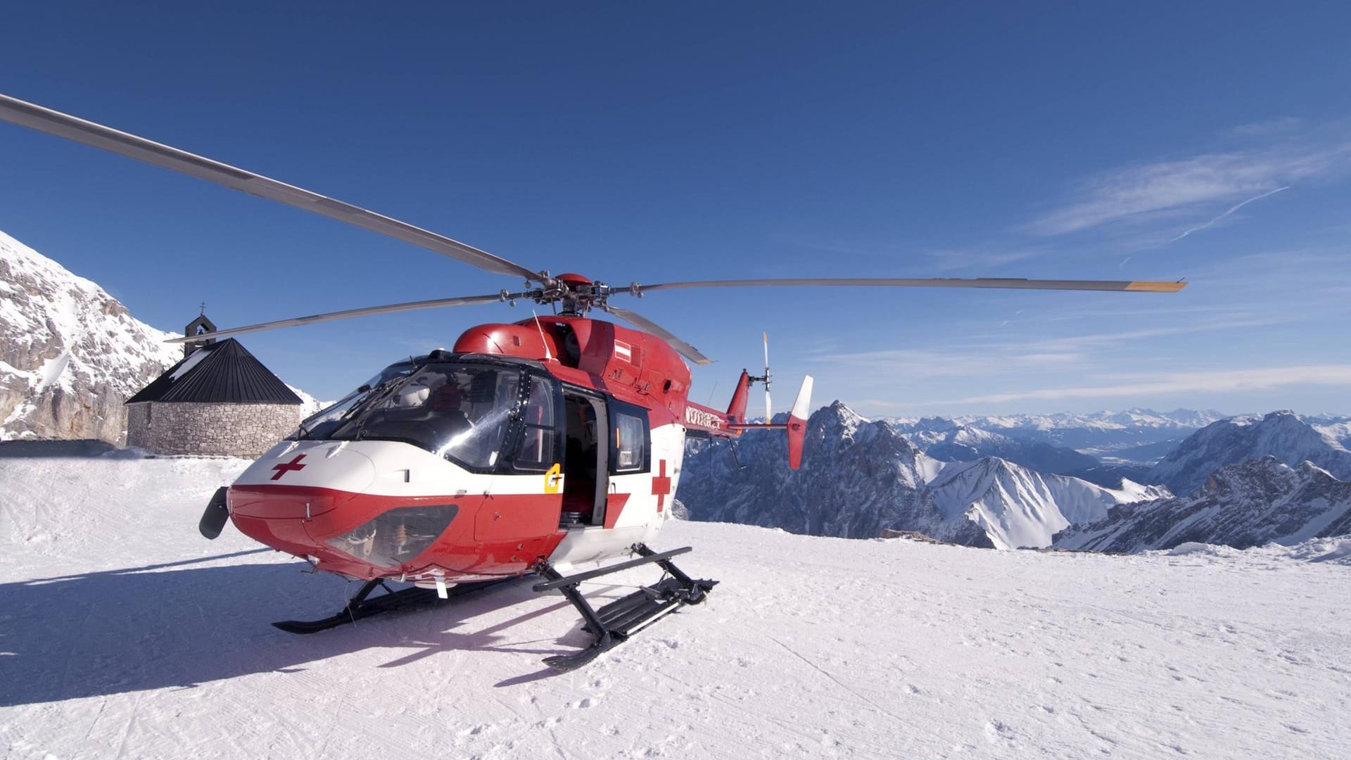 Ein Rettungshubschrauber des Roten Kreuzes auf der Zugspitze (Symbolbild): Ein offenbar unerfahrenes junges Münchner Paar ist auf dem Berg in Not geraten.