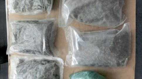 Die sichergestellten Drogen: Durch einen Zufall konnte die Polizei die mutmaßlichen Drogendealer festnehmen. Die sichergestellten Drogen: Durch einen Zufall konnte die Polizei die mutmaßlichen Drogendealer festnehmen.
