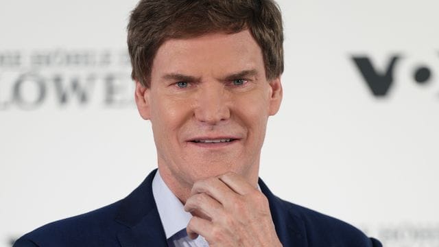 Der Unternehmer Carsten Maschmeyer steht bei einem Fototermin zur Vox Fernsehshow "Die Höhle der Löwen" im Studio. Der Unternehmer Carsten Maschmeyer steht bei einem Fototermin zur Vox Fernsehshow "Die Höhle der Löwen" im Studio.
