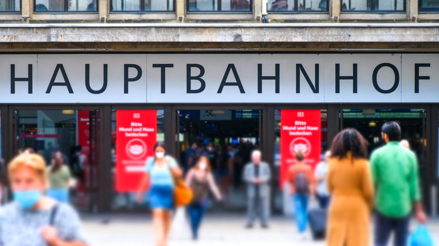 Menschen aus und in den Hauptbahnhof in Düsseldorf (Archivbild): Mit einer Aktion will sich der VRR bei seinen Abo-Kunden bedanken. Menschen aus und in den Hauptbahnhof in Düsseldorf (Archivbild): Mit einer Aktion will sich der VRR bei seinen Abo-Kunden bedanken.