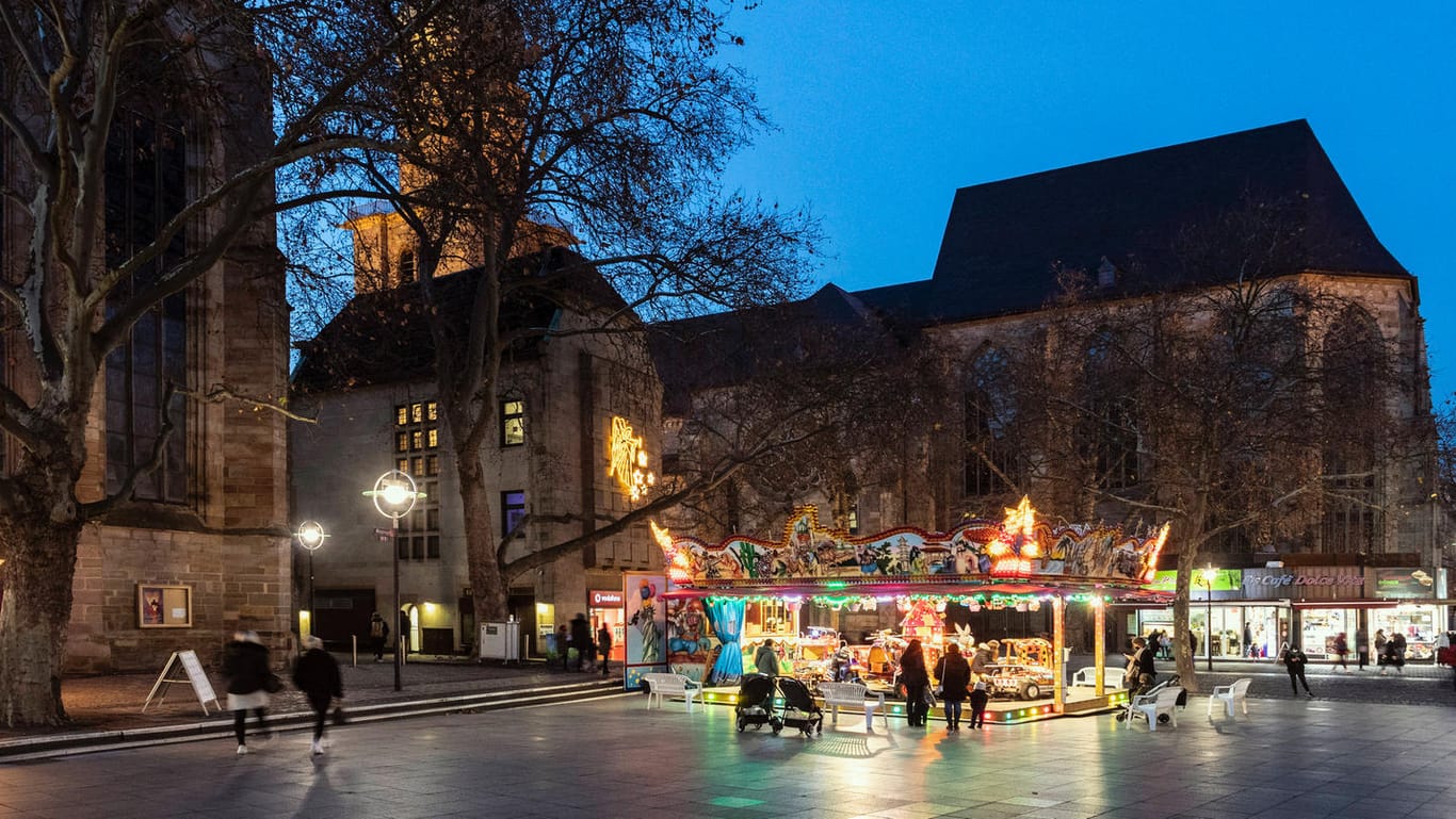 Nur wenige Stände sind um die Rheinoldikirche im November 2020 zu sehen (Archivbild): In Dortmund soll es wieder einen richtigen Weihnachtsmarkt geben.