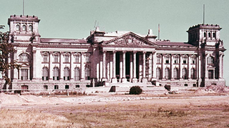 Reichstagsgebäude etwa 1970: Damals wurden auf der Wiese davor Konzerte ausgetragen.