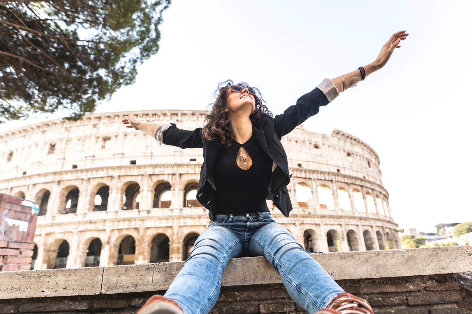 Land im Glück: Eine junge Frau vor dem Colosseum.