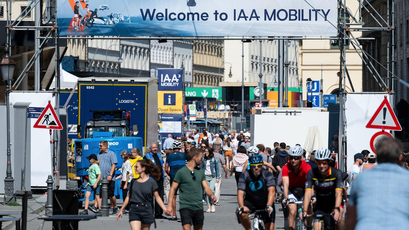 Der Schriftzug "Welcome to IAA Mobility" steht am Odeonsplatz auf einem Banner: Zwischen dem 7. und 12. September sorgt die IAA in München für Trubel.