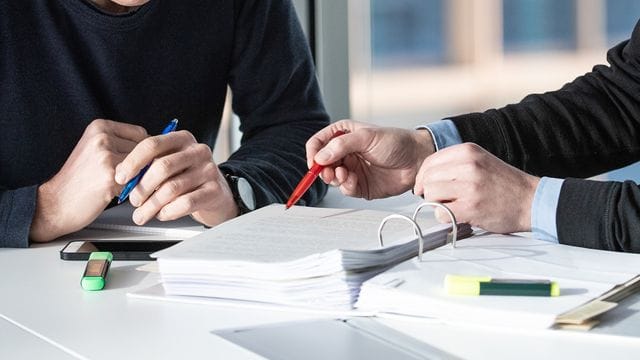 Unabhängigen Rat einholen: Ob es sich lohnt einen Versicherungsvertrag zu kündigen, hängt von mehreren Faktoren ab. Unabhängigen Rat einholen: Ob es sich lohnt einen Versicherungsvertrag zu kündigen, hängt von mehreren Faktoren ab.