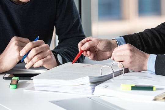 Unabhängigen Rat einholen: Ob es sich lohnt einen Versicherungsvertrag zu kündigen, hängt von mehreren Faktoren ab. Unabhängigen Rat einholen: Ob es sich lohnt einen Versicherungsvertrag zu kündigen, hängt von mehreren Faktoren ab.