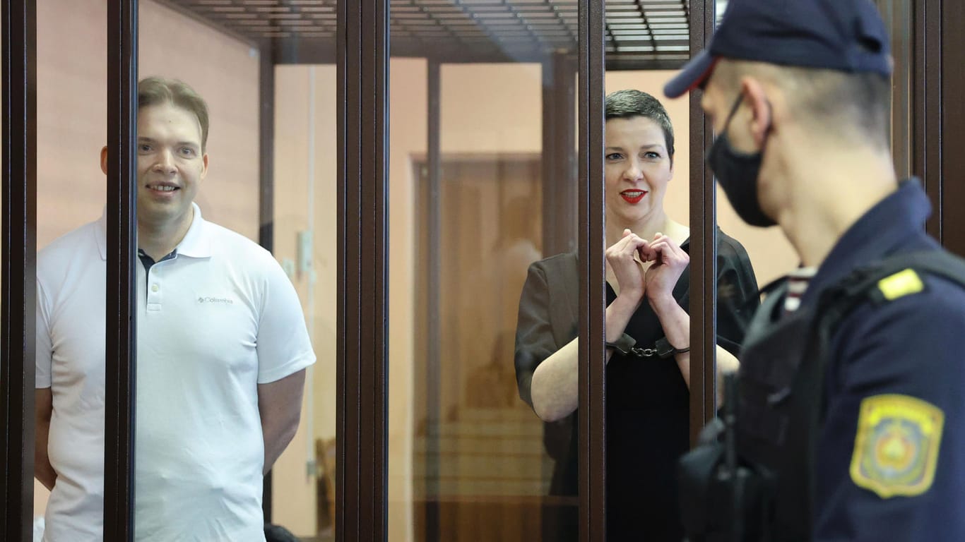 Maria Kolesnikowa (r), Oppositionsaktivisten in Belarus, und Maxim Znak, Rechtsanwalt und führender Oppositioneller in Belarus, hinter Gitterstäben: Sie wurden zu elf Jahren Haft verurteilt.