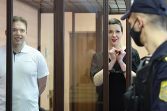 Maria Kolesnikowa (r), Oppositionsaktivisten in Belarus, und Maxim Znak, Rechtsanwalt und führender Oppositioneller in Belarus, hinter Gitterstäben: Sie wurden zu elf Jahren Haft verurteilt.