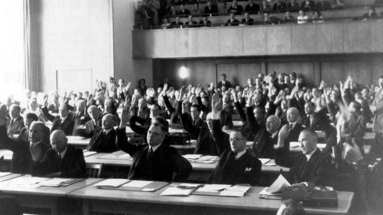 West-Deutschland 1948: Der Parlamentarische Rat unter dem Vorsitz Konrad Adenauers (u.r.) erarbeitete das Grundgesetz.