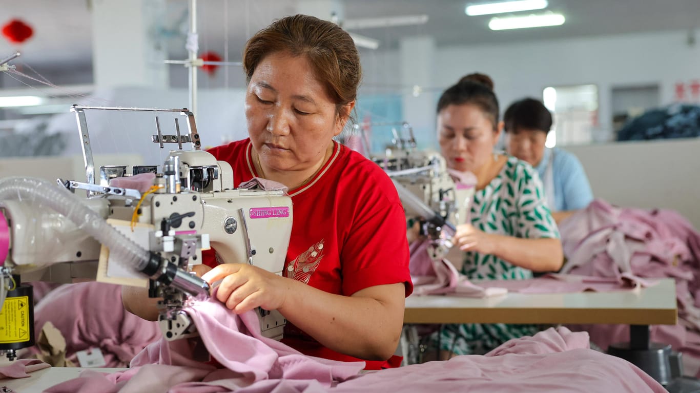 Arbeiterinnen in einer Bekleidungsfabrik im chinesischen Xinjiang (Symbolbild): Verschiedenen deutschen Firmen wird vorgeworfen durch ihre Produktion in China die Unterdrückung der uigurischen Minderheit zu unterstützen.