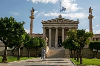 Eine griechische Flagge weht auf Halbmast auf dem Dach der Akademie von Athen nach dem Tod von des griechischen Komponisten Theodorakis.