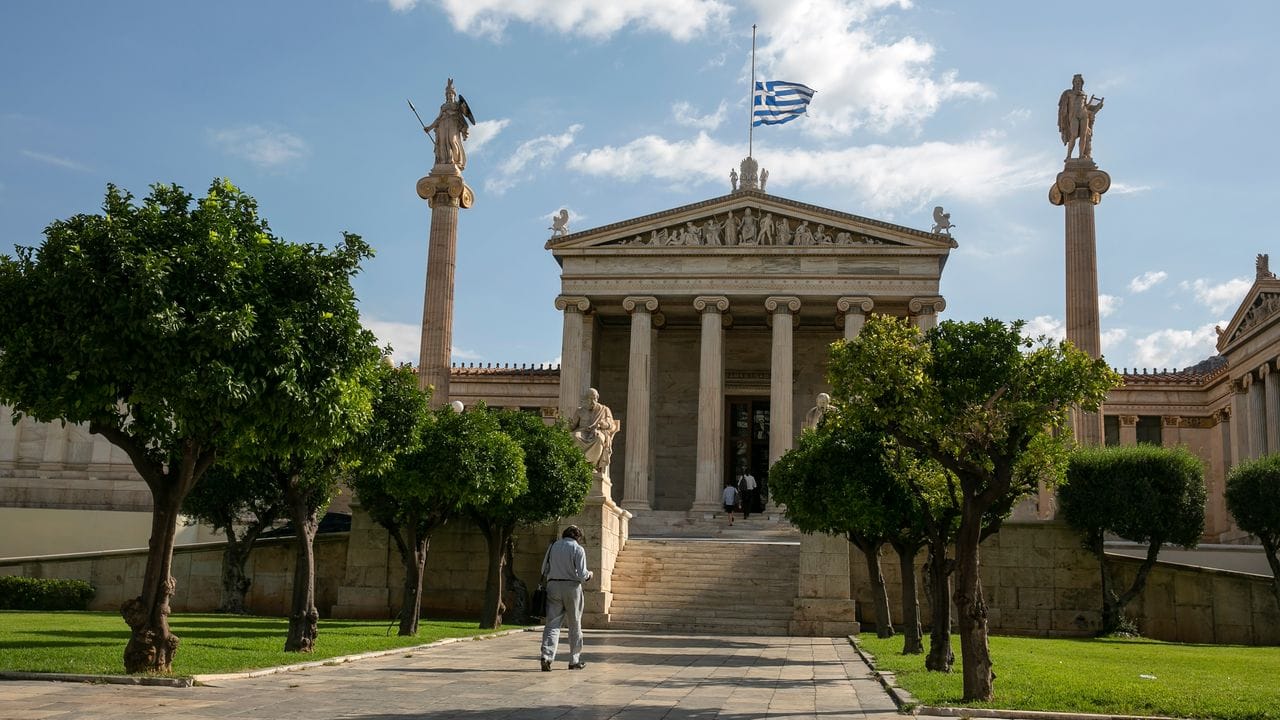 Eine griechische Flagge weht auf Halbmast auf dem Dach der Akademie von Athen nach dem Tod von des griechischen Komponisten Theodorakis. Eine griechische Flagge weht auf Halbmast auf dem Dach der Akademie von Athen nach dem Tod von des griechischen Komponisten Theodorakis.