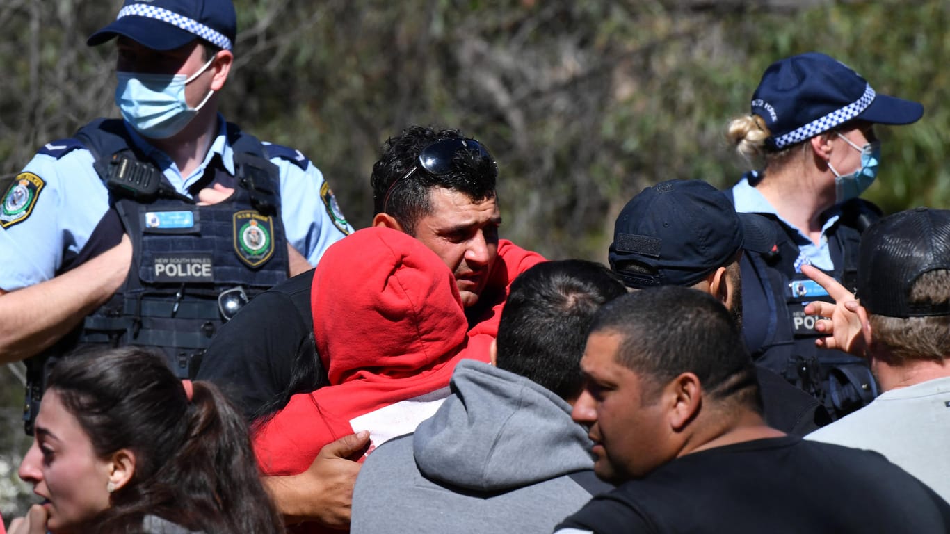 Der Vater des Dreijährigen umarmt seine Familie, als sie erfahren, dass ihr Kind lebt: Das Kind war beim Spielen mit seinen Geschwistern verschwunden.