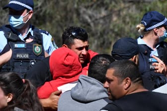 Der Vater des Dreijährigen umarmt seine Familie, als sie erfahren, dass ihr Kind lebt: Das Kind war beim Spielen mit seinen Geschwistern verschwunden.