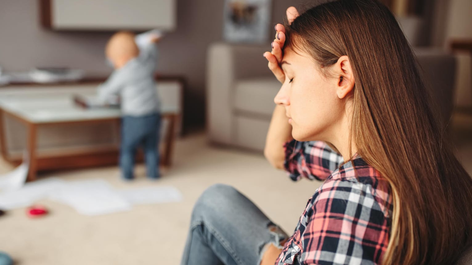 Mutter und Kind (Symbolbild): In der Corona-Pandemie kümmerten sich Frauen wieder deutlich mehr um Familie und Haushalt als Männer.