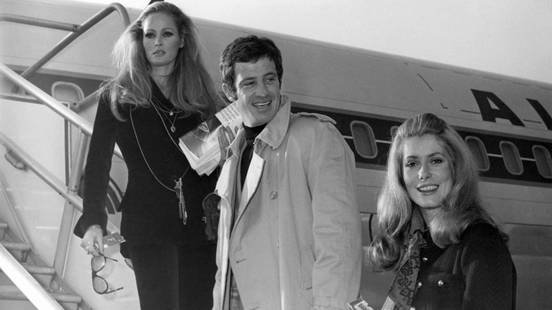 Belmondo mit Ursula Andress (links) und Catherine Deneuve (rechts): Der Franzose spielte in mehr als 80 Filmen mit.