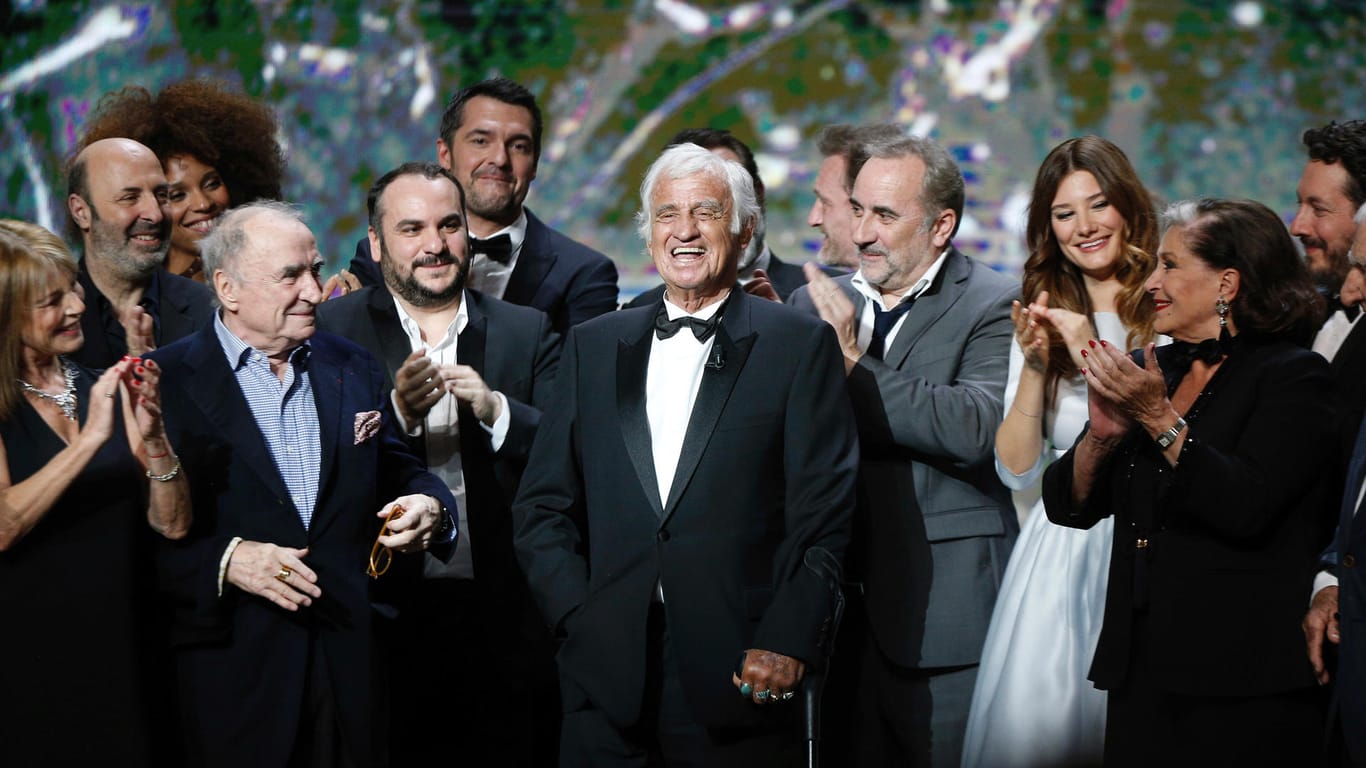 Belmondo erhält 2017 eine Ehrung für sein Lebenswerk: Auf der Bühne des 42. Cesar-Filmpreises wird er von Kollegen beglückwünscht.