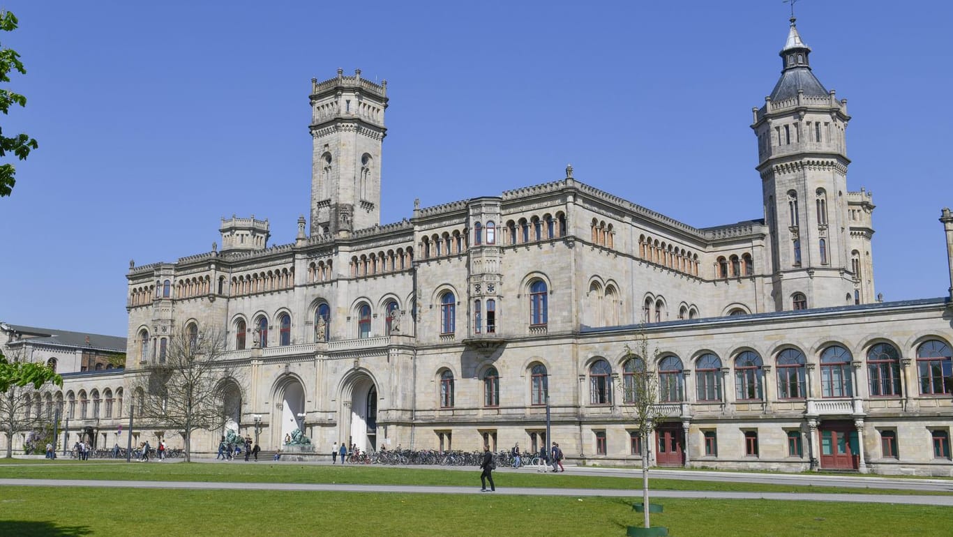 Das Hauptgebäude der Gottfried Wilhelm Leibniz Universität Hannover (Archivbild): Im Wintersemester sollen dort strenge Corona-Regeln gelten, wenn der Präsenzbetrieb wieder losgeht.