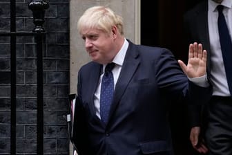 Boris Johnson, Premierminister von Großbritannien, verlässt die 10 Downing Street.