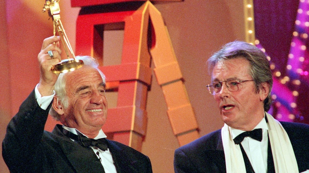 Der französische Schauspieler Jean-Paul Belmondo (l) und sein Freund und Kollege Alain Delon f1998 in Berlin. Der französische Schauspieler Jean-Paul Belmondo (l) und sein Freund und Kollege Alain Delon f1998 in Berlin.