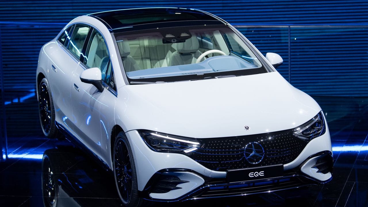 Eine von vielen E-Neuheiten, die Mercedes auf der IAA Mobility zeigt: die Mittelklasse-Limousine EQE.
