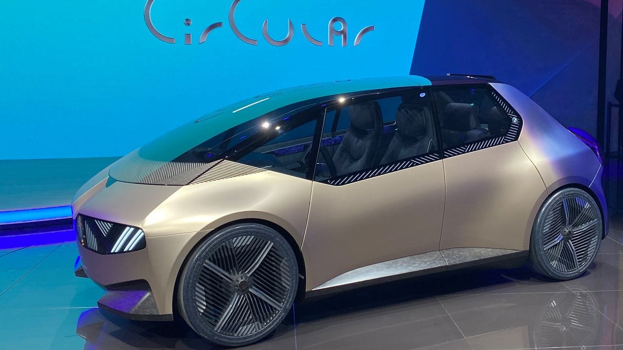 Kreislaufwirtschaft: BMW zeigt mit der Studie iVision Circular auf der IAA ein Fahrzeug aus recycelten Materialien, die später abermals wiederverwendet werden können.