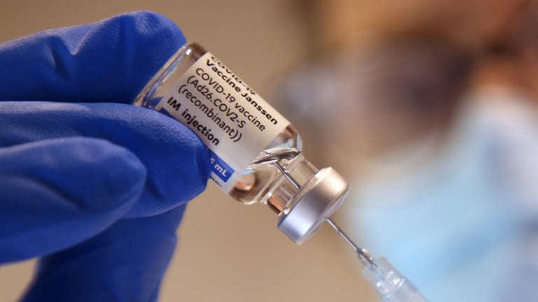 Eine Arzthelferin zieht in einer Praxis eine Spritze mit einem Corona-Impfstoff auf: Für viele Menschen könnte es bald schon eine dritte Impfung geben.