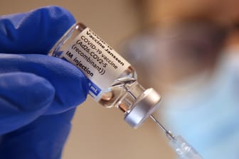 Eine Arzthelferin zieht in einer Praxis eine Spritze mit einem Corona-Impfstoff auf: Für viele Menschen könnte es bald schon eine dritte Impfung geben.